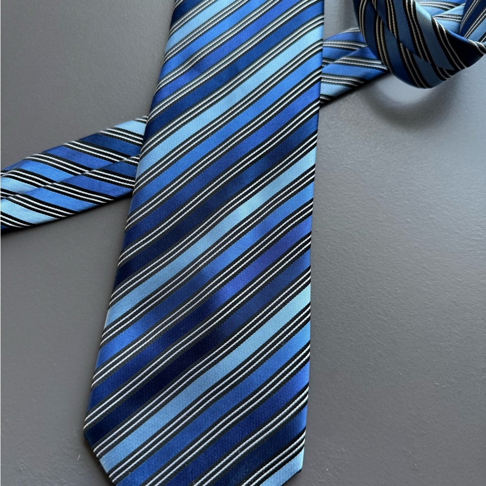 Elegant Blue Striped Men's Tie